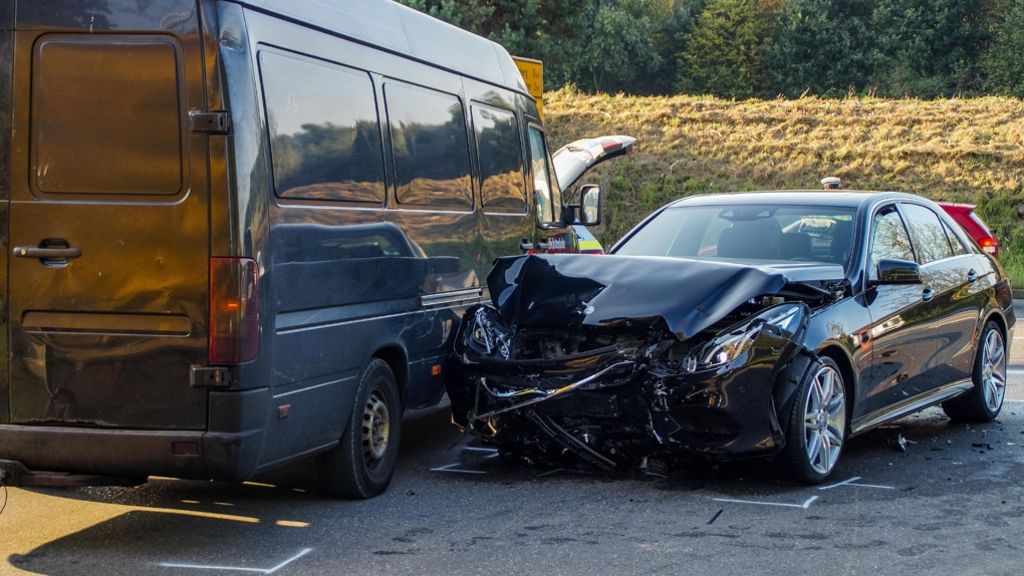 Unfall bei Holzgerlingen: Mercedes prallt gegen Sprinter