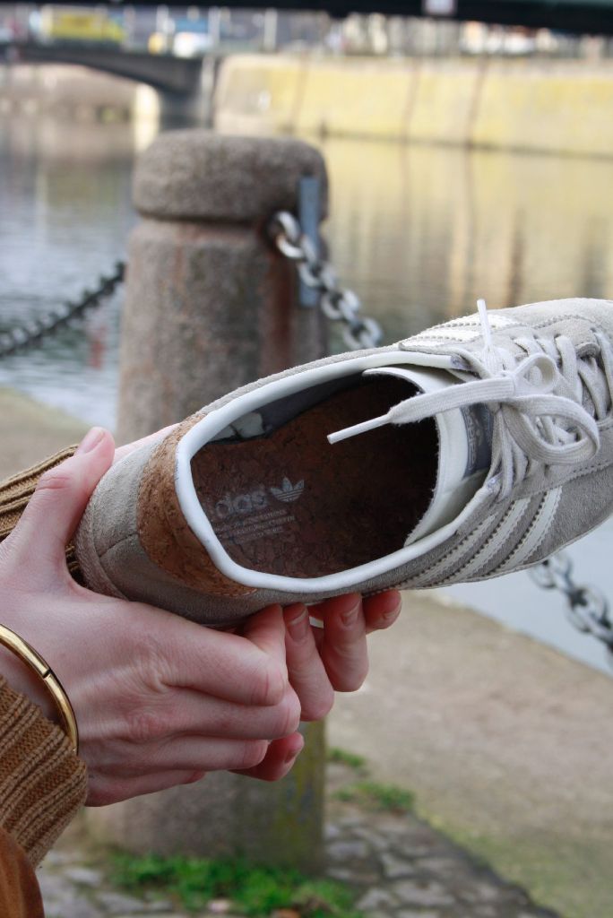 Die grauen Adidas "Gazelle" mit Korkverzierungen sind derzeit ihre absoluten Lieblingsschuhe! Ein Erinnerungsstück aus dem letzten Prag-Urlaub. Franziska trägt fast ausschließlich Sneakers. 30 Stück zieren derzeit ihren Schuhschrank.