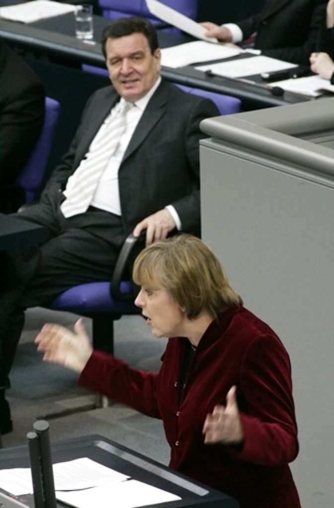 CDU-Parteivorsitzende während der oppositionellen Widerrede auf die zuvor abgegebene Regierungserklärung von Bundeskanzler Gerhard Schröder, SPD, (l.) zur Agenda 2010. Merkel setzt Veränderungen an der „Agenda 2010“ durch.