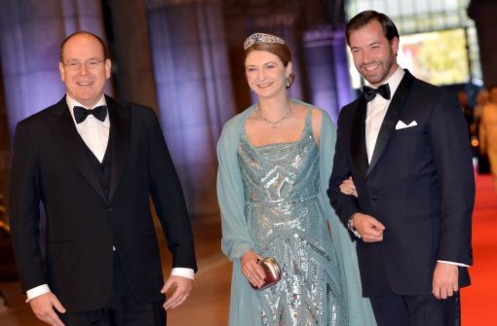 Fürst Albert von Monaco (dass er ohne Charlène kam, sorgte für Aufsehen) mit dem Thronfolgerpaar aus Luxemburg, Guillaume und Stéphanie.