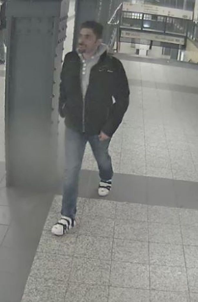 Die Polizei Berlin sucht nach diesem Mann, der im Verdacht steht, am 24. Februar, in Berlin einen Mann mehrfach gegen den Kopf getreten und ihn vergewaltigt zu haben.