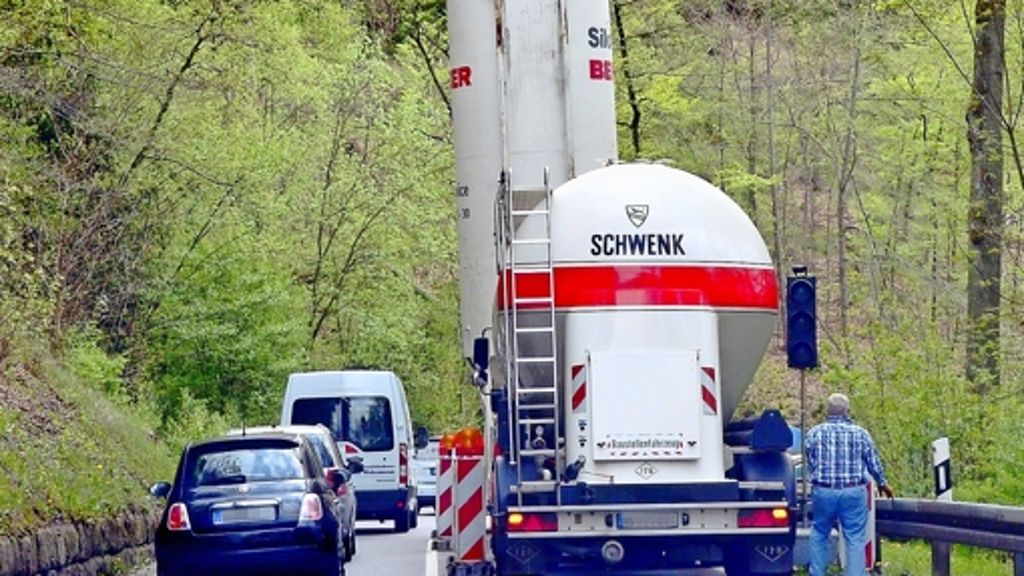 Verkehrsproblem im Siebenmühlental: Abgerutschter Hang bremst Autofahrer aus