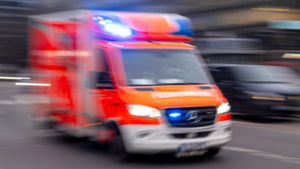 Unfall in Stuttgart-Weilimdorf: Schwangere bei Frontalkollision schwer verletzt – Zeugen gesucht