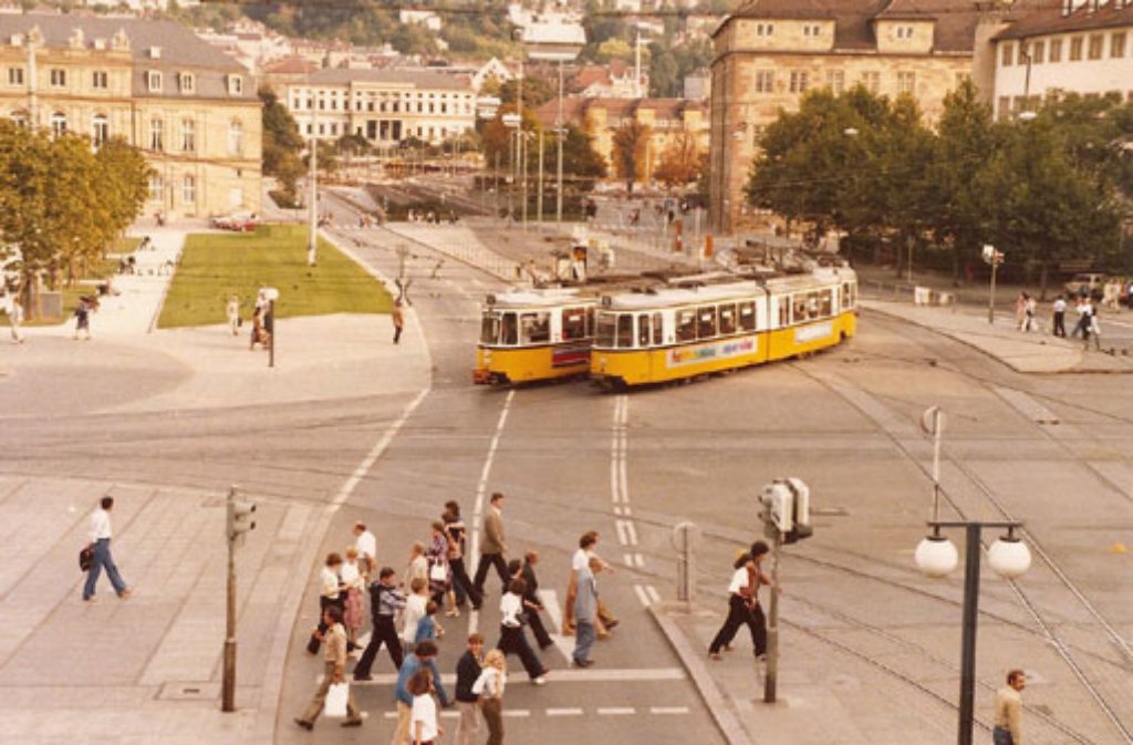 Wo heute Fußgängerzone ist, fuhr früher die Straßenbahn: Geschäftiges Treiben am Schlossplatz.