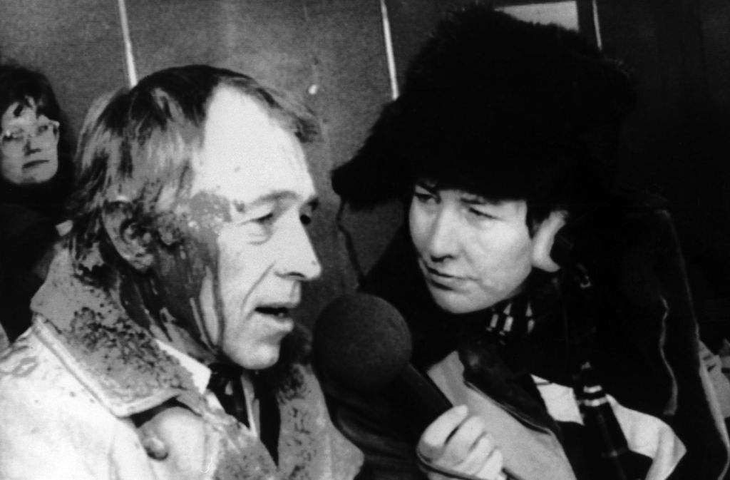 Heiner Geißler ist ein umstrittener Politiker gewesen. Hier ist er am 20. Februar 1986 in Aachen im Gespräch mit der Reporterin Carmen Thomas. Geißler war kurz zuvor mit einem Farbbeutel beworfen worden.