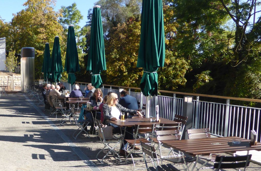 Mit Blick auf den Kanal, lässt es sich im Biergarten der Wichtel-Brauerei gut aushalten. Mehr Außengastro in Esslingen gibt’s in der Bilderstrecke.