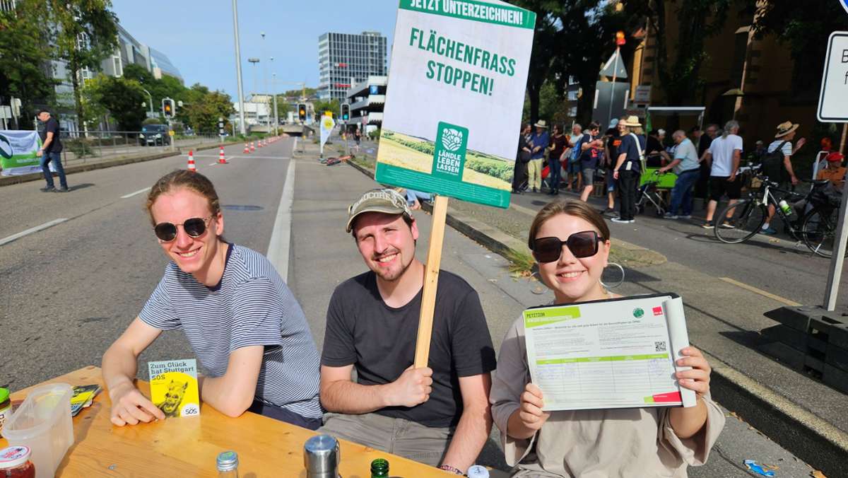 Fahrrad-Demo und Protest-Picknick in Stuttgart: Zehntausend Menschen legen Autoverkehr in der Innenstadt lahm