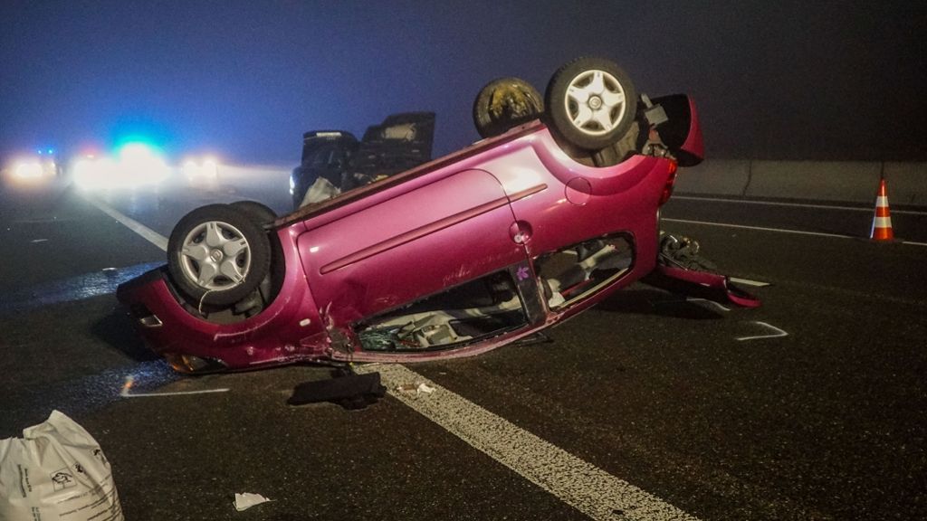 A8 bei Heimsheim: Auto überschlägt sich bei schwerem Unfall