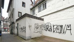 Vorfall am Marktplatz Leonberg: Unbekannte besprühen Häuser