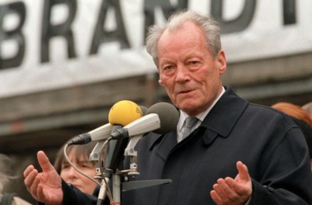 1990: In Weimar macht Brandt Wahlkampf für die ersten freien Volkskammerwahlen der DDR - sieben Monate später erliegt er seinem Krebsleiden.