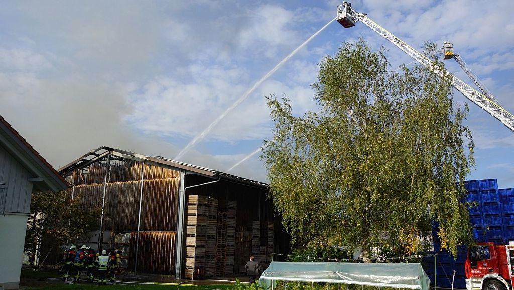 Bodenseekreis: Lagerhallen-Brand hält Feuerwehr in Atem
