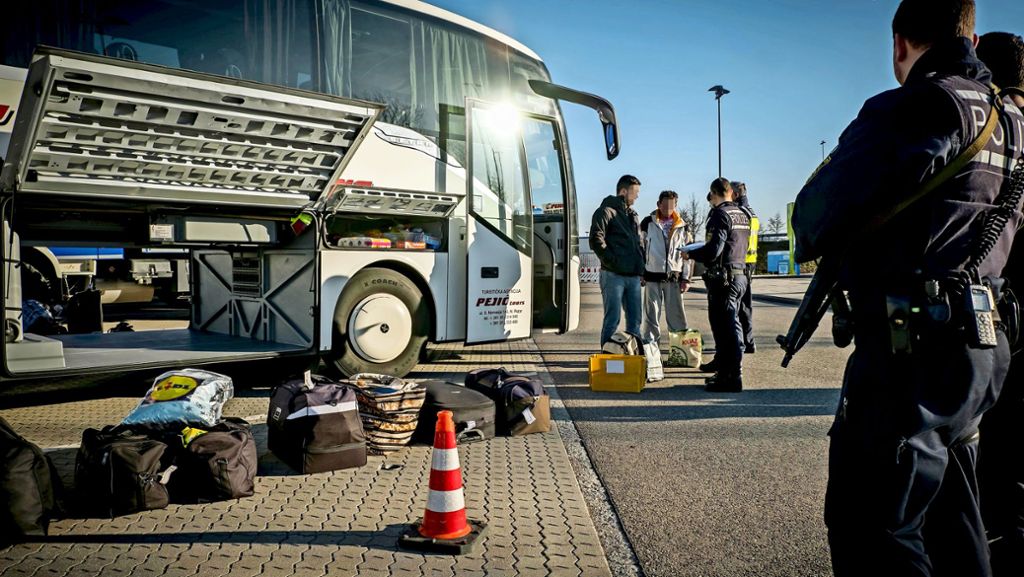 Kontrollaktion am Stuttgarter Flughafen: Fahndung nach Einbrechern im Fernbus
