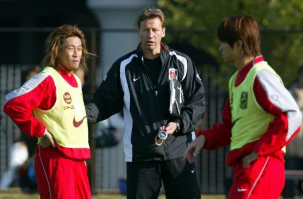 ... wieder nach Japan, wieder zu den Urawa Red Diamonds, dieses Mal allerdings als Trainer. Nach zwei Vizemeisterschaften 2004 und 2005 ...