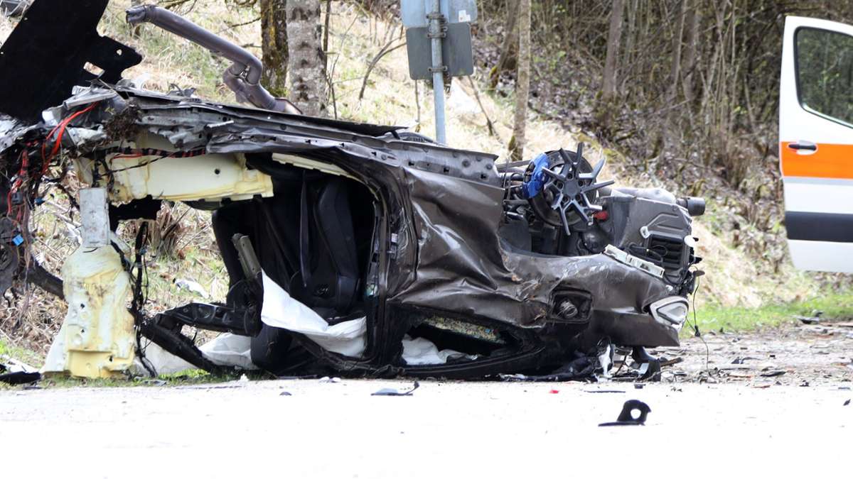 Villingen-Schwenningen: Auto prallt gegen Baum - zwei junge Menschen sterben