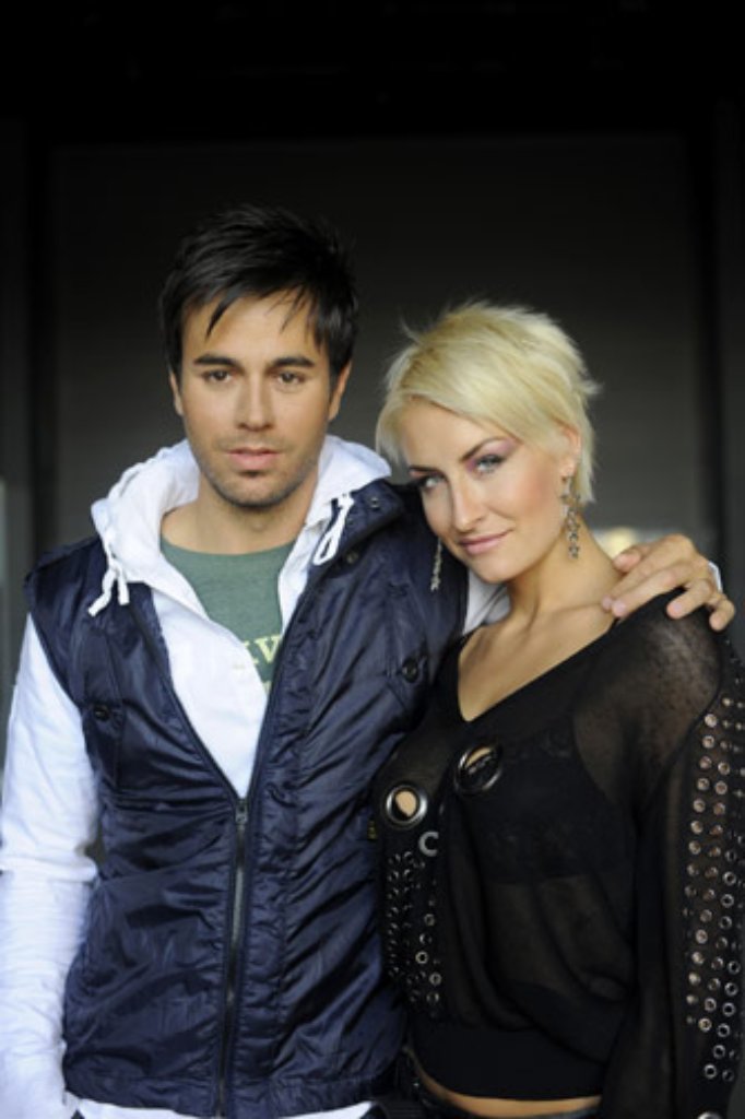 Im selben Jahr nimmt Sarah zusammen mit Enrique Iglesias die Single "Takin Back My Love" auf, die auf Iglesias Best-of-Album in Deutschland zu finden ist.