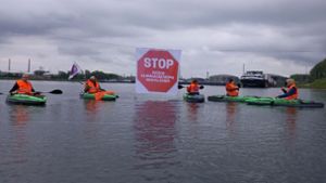Karlsruhe: Aktivisten blockieren Einfahrt zu Ölhafen mit Kajaks