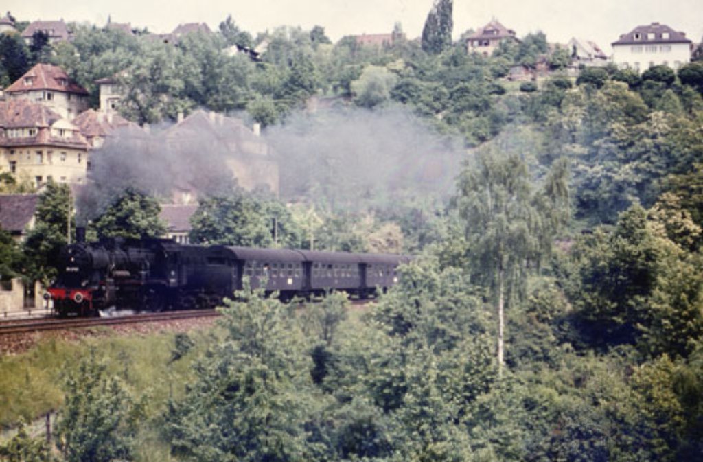 Eine dicke Rauchwolke zieht dieser Eilzug 1958 hinter sich her, als er aus dem Kriegsbergtunnel Richtung Westbahnhof rattert.