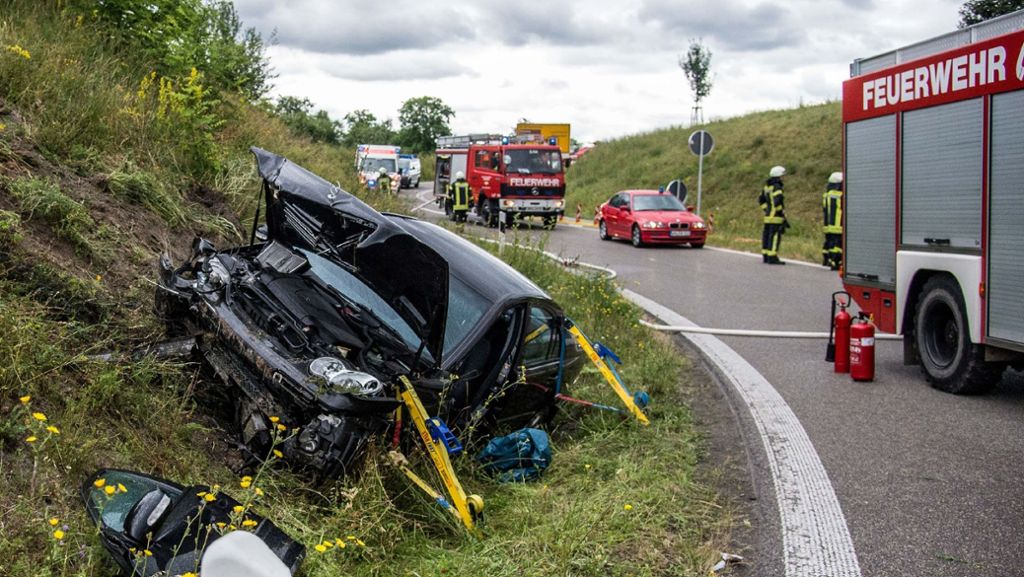 B14 bei Leutenbach: Mercedesfahrer schleudert in Böschung