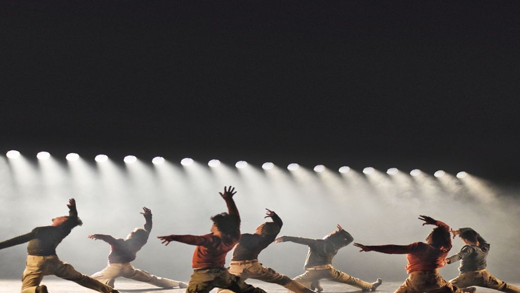 Hofesh Shechter choreografiert für Gauthier Dance: „Schwanensee“auf dem Prüfstand