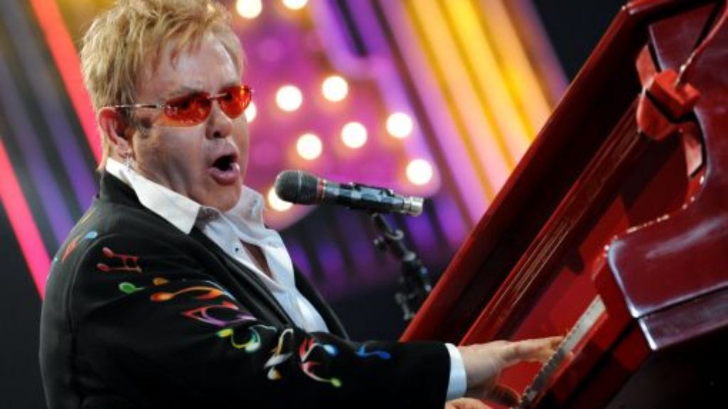 Der Rocket Man wird 65: Sir Elton John lässt die Korken knallen