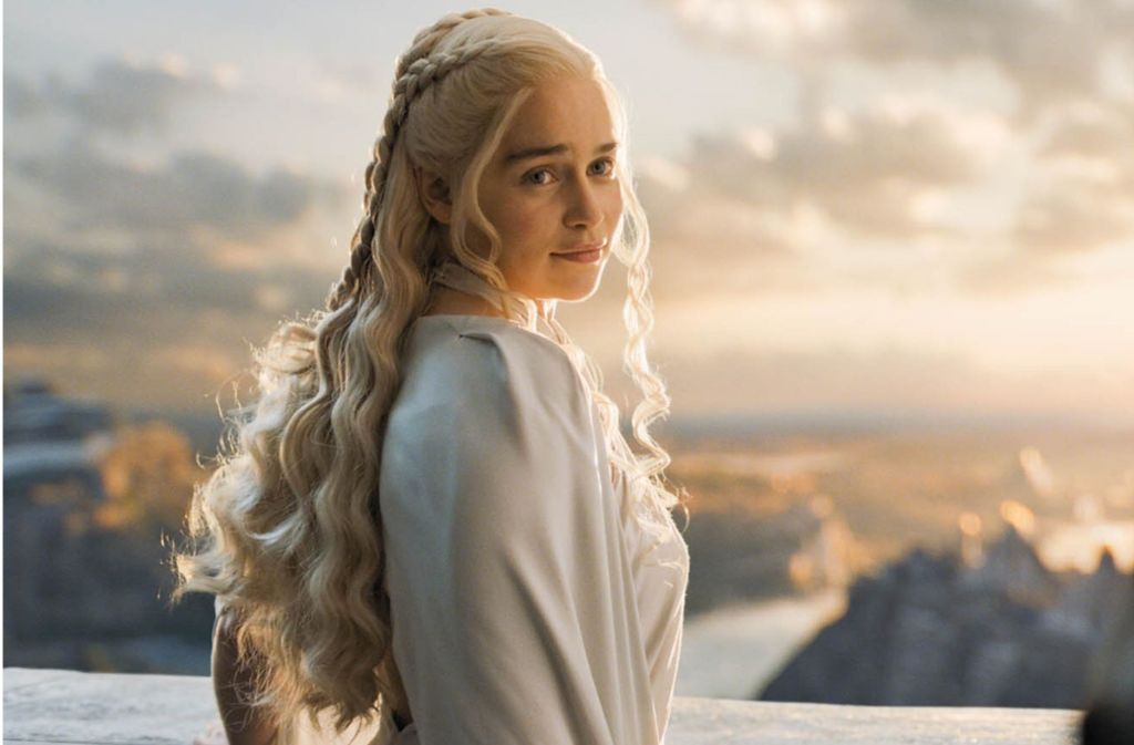 Wer besteigt den Eisernen Thron? Wer wird am Ende der siebten Staffel von „Game of Thrones“ König(in)? Favorit ist Daenerys Targaryen (Foto) mit einer 2,2er-Quote. Brienne of Tarth ist mit 201:1 krasse Außenseiterin. Aber in Westeros (und Great Britain) ist alles möglich.