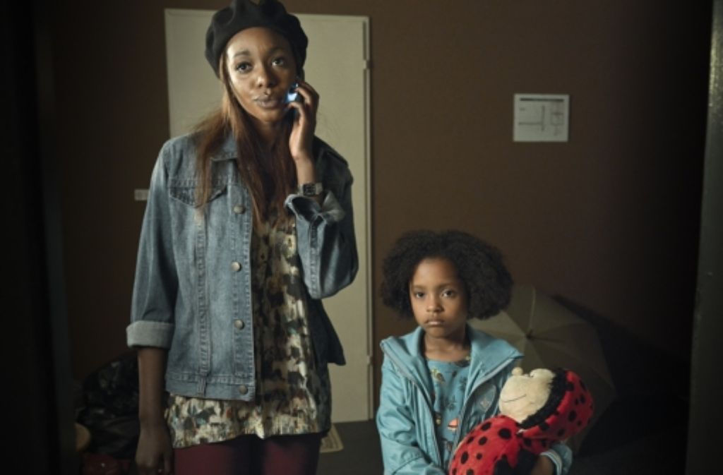 Laras Mutter (Karmela Shako,links) gibt ihre kleine Tochter (Nomie Lane Tucker) bei ihrem Vater ab.