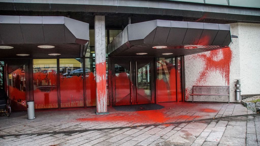 Stuttgart-Mitte: Landgericht und Sozialamt mit Farbe beschmiert