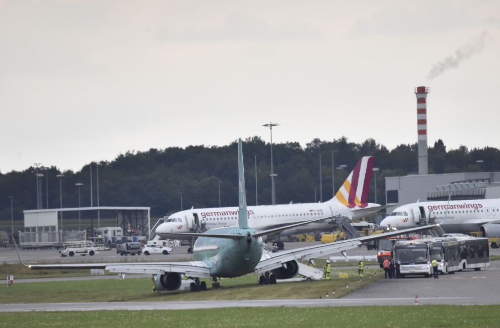 Im Hintergrund sind Maschinen der Lufthansa-Tochter Germanwings zu sehen.