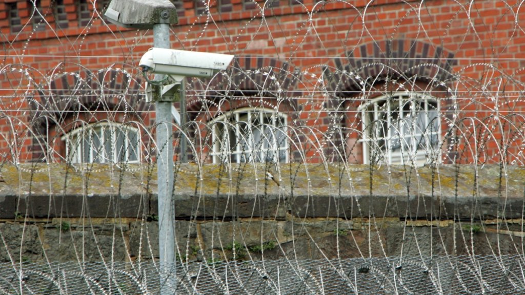 Baden-Württemberg: Hunderte Handys in Gefängnissen beschlagnahmt
