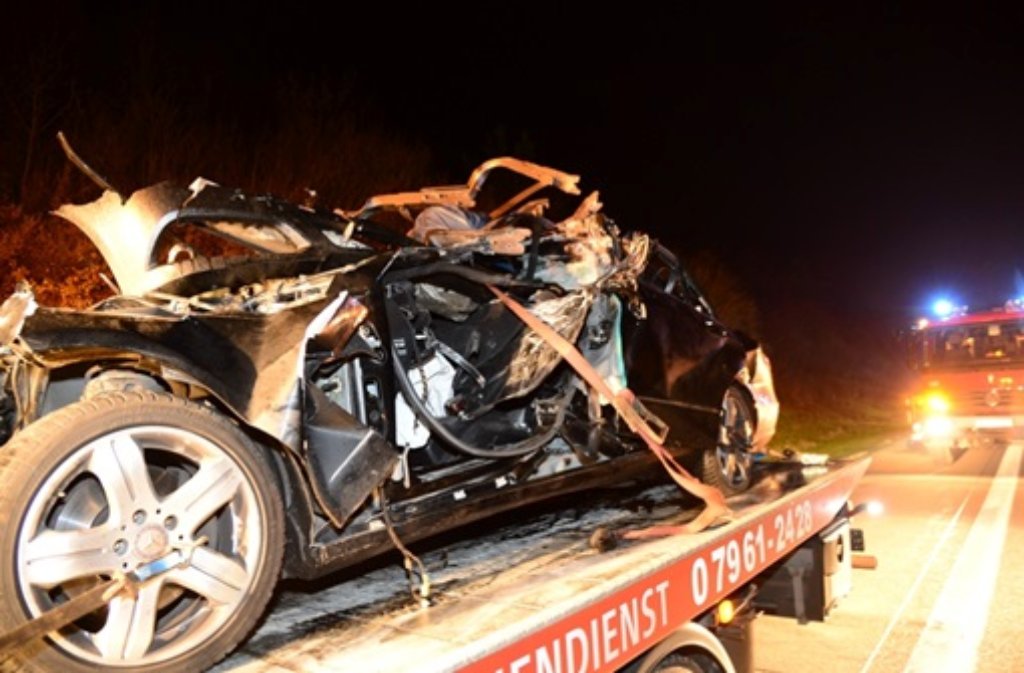 Auf der A7 bei Ellwangen ist ein 56-Jähriger ums Leben gekommen. Der Mercedesfahrer raste aus noch ungeklärter Ursache unter einen Sattelzug.