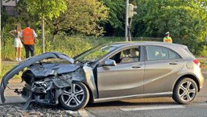 Unfall in Stuttgart-Zuffenhausen: Mercedes stößt mit Stadtbahn der Linie U7 zusammen