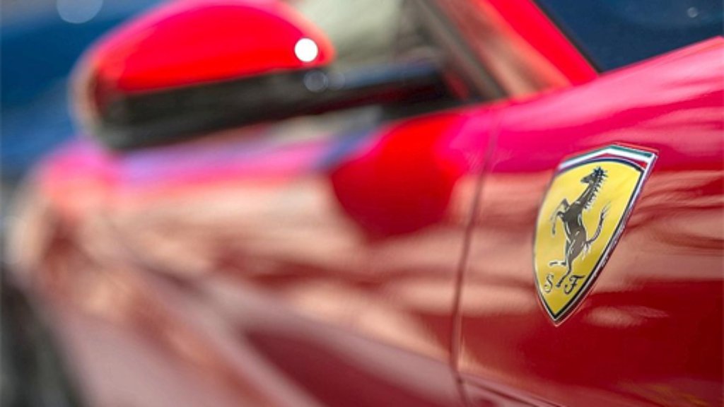 Blaulicht aus der Region Stuttgart: 24. Oktober: Unfall mit neuem Ferrari gebaut