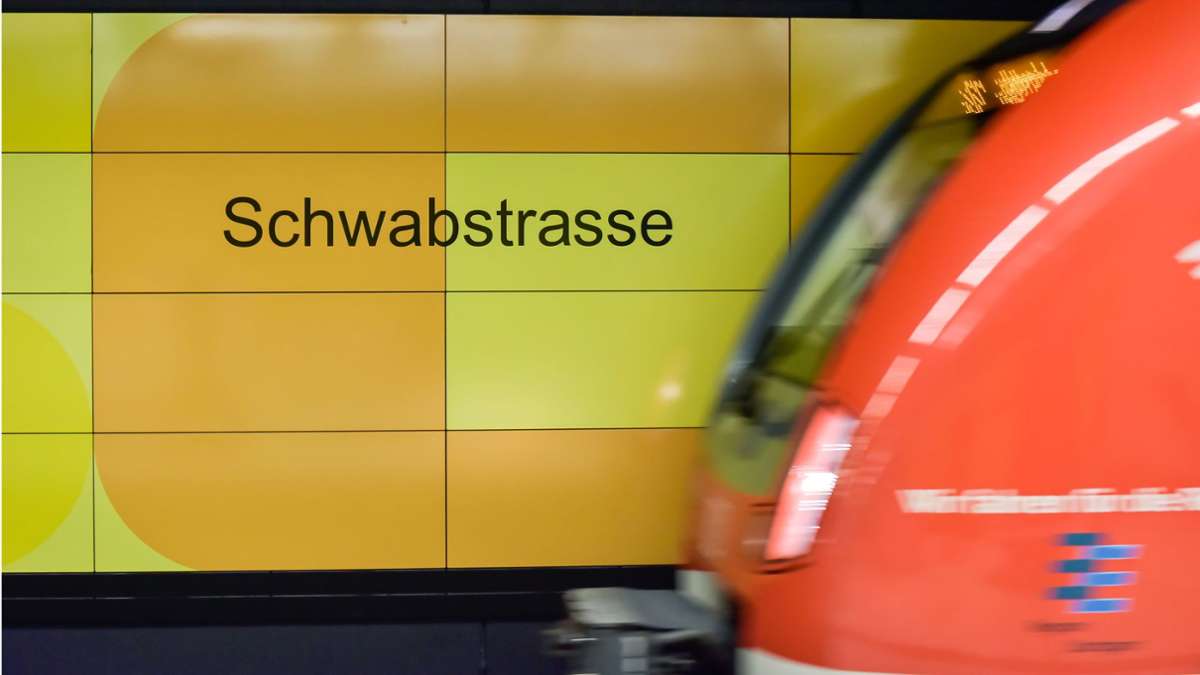 Schwabstraße in Stuttgart: 52-Jähriger pinkelt am Bahnsteig und greift Polizist an