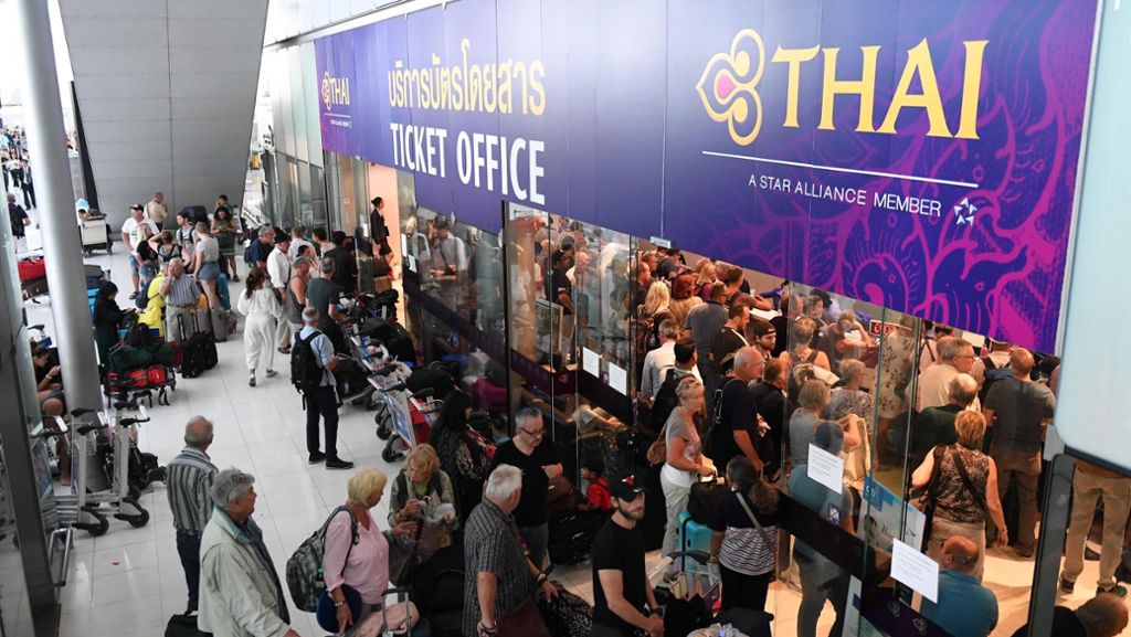 Pakistanischer Luftraum dicht: Tausende Urlauber sitzen am Flughafen von Bangkok fest
