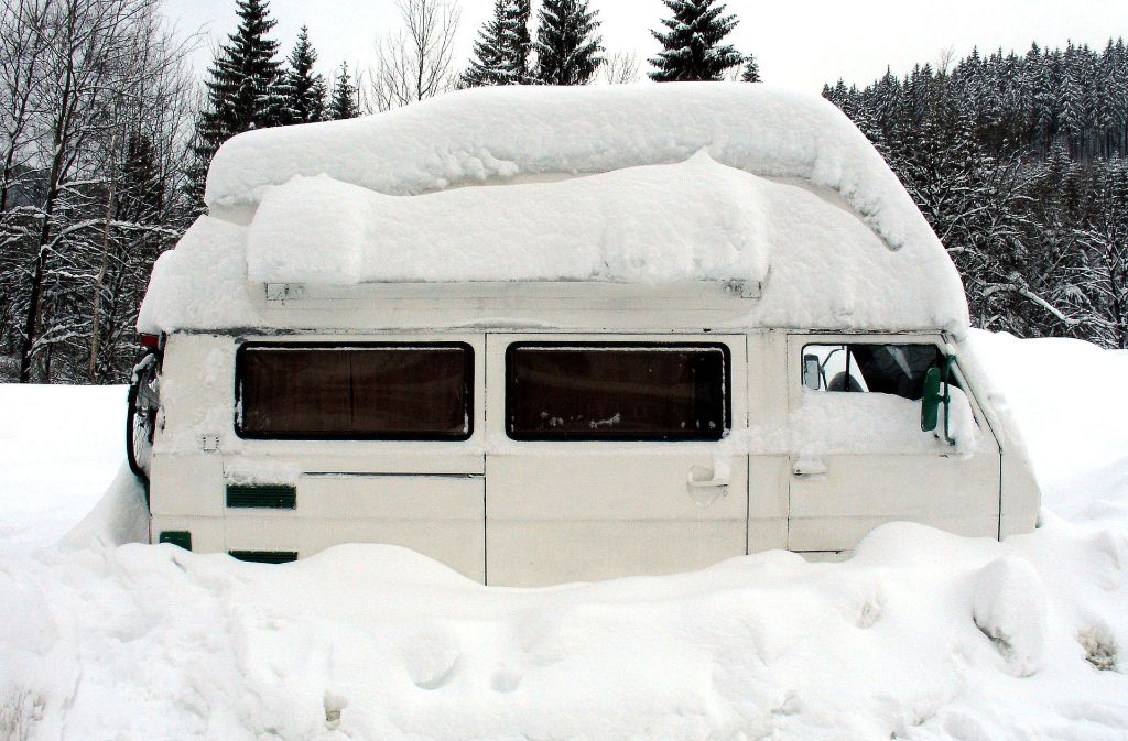 Hier gilt: Dach unbedingt von Schnee und Eis befreien, sonst kann es zu Unfällen kommen.
