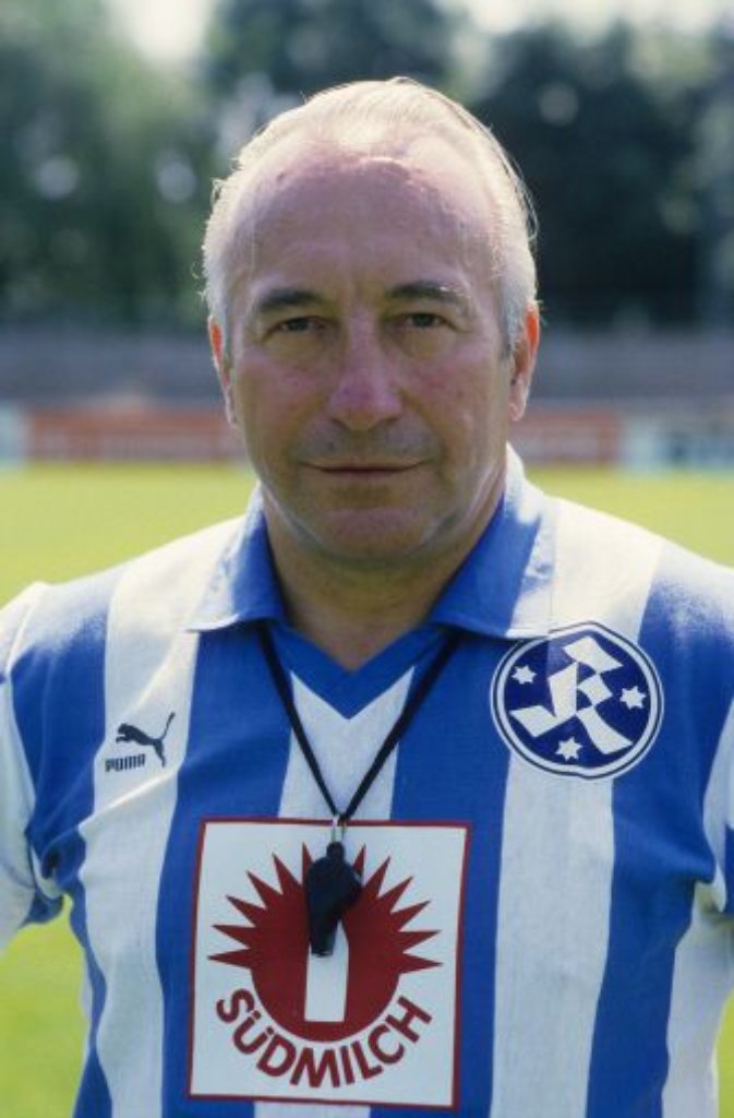 Von 1983 bis 1985 coachte Horst Buhtz die Stuttgarter Kickers. Der mittlerweile 89-Jährige hält übrigens einen einmaligen Rekord: Fünf von ihm trainierte Mannschaften - Neunkirchen, Wuppertal, Dortmund, Nürnberg und Uerdingen - stiegen in die 1. Bundesliga auf.