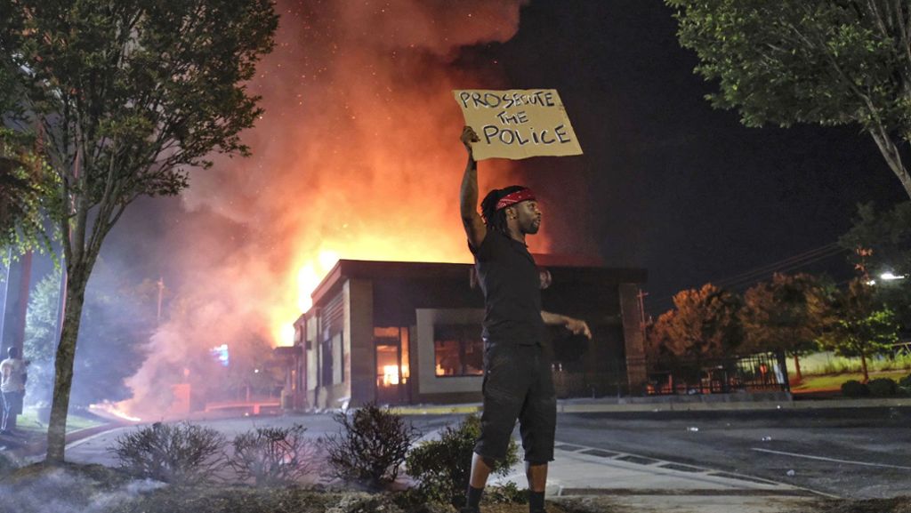 Nach Tod von weiterem Afroamerikaner: Proteste in Atlanta eskalieren – Schnellrestaurant brennt