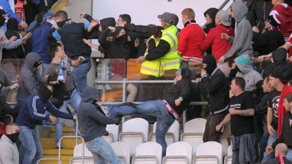 Südwest-Derby 1. FCK - KSC: Fans nach Ausschreitungen festgenommen