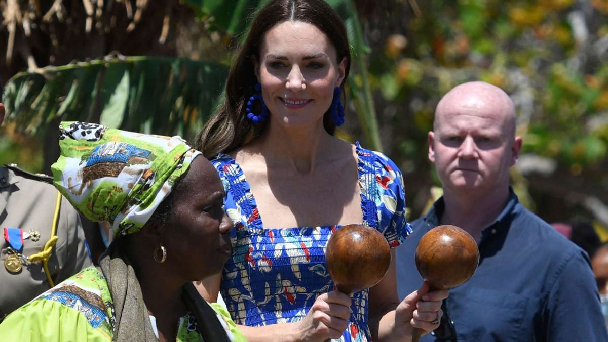 Karibik-Tour von William und Kate: Herzogin Kate spielt die Maracas
