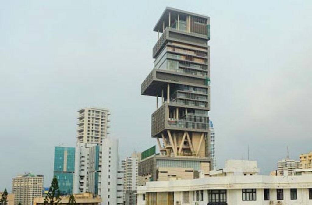 Der Privatwolkenkratzer Antilia ragt über das Häusermeer von Mumbai.