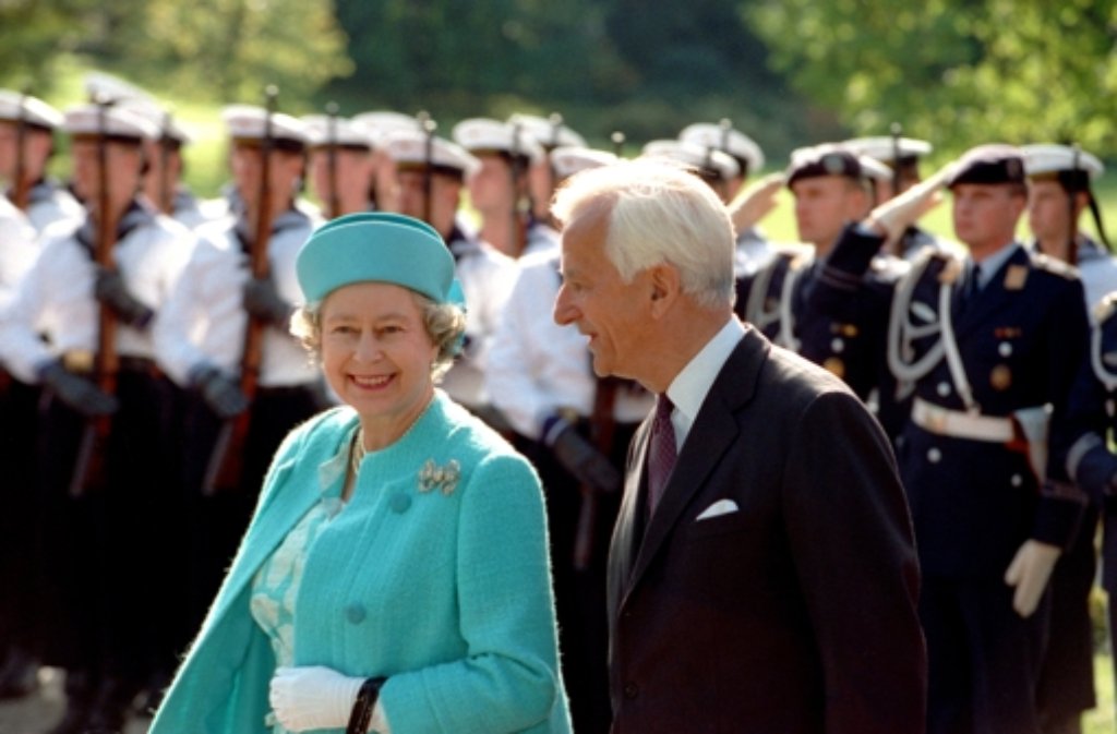Königin Elizabeth II. wird nach ihre Ankunft am 19. Oktober 1992 von Bundespräsident Richard von Weizsäcker vor der Villa Hammerschmidt in Bonn mit militärischen Ehren begrüßt.