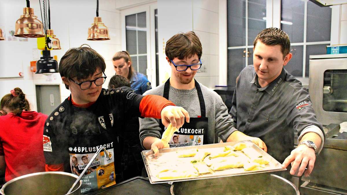 Junge Menschen mit Down-Syndrom kochen: Bei diesem Kochabend zählt vor allem der Spaß