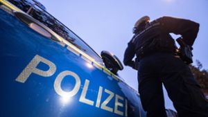 Betrunkener wütet in Horrheim: Flasche auf fahrendes Auto geworfen