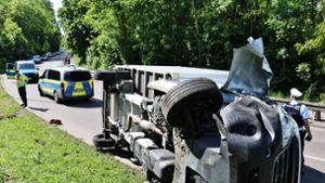 Unfall in Stuttgart-Hedelfingen: Kleinlaster kippt um –  Fahrer flüchtet