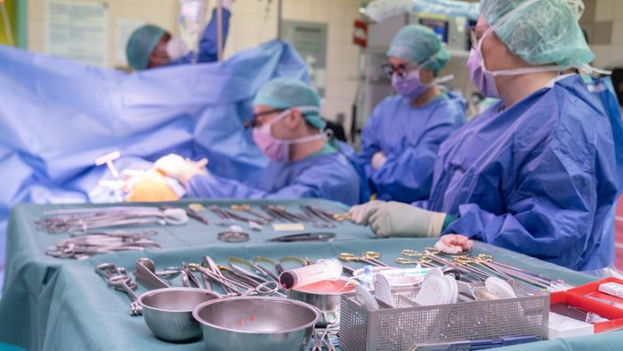 Hand in Hand operiert das versierte Chirurgenteam des Robert Bosch Krankenhauses (RBK) unter der Leitung von Chefarzt Prof. Dr. Bartosz Rylski.
