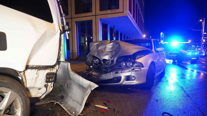 Unfall in Stuttgart: Raser verliert Kontrolle über Auto – 40.000 Euro Schaden