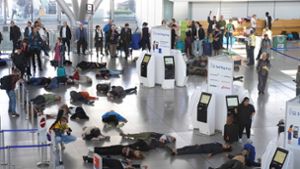Klimaprotest am Stuttgarter Flughafen: Letzte Generation zeigt theaterartige Einlagen, Plakate und Co.