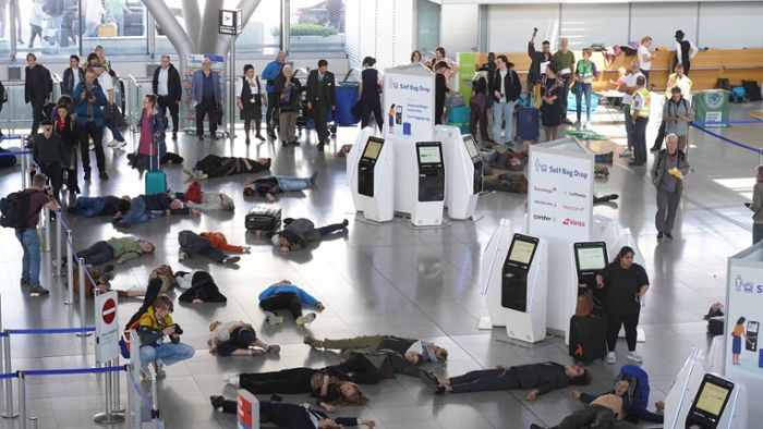 Klimaprotest am Stuttgarter Flughafen: Letzte Generation zeigt theaterartige Einlagen, Plakate und Co.