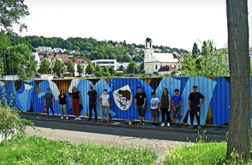 Quartier am Wiener-Platz in Feuerbach: Graffiti lässt Absperrung blau leuchten - Vimarsana News