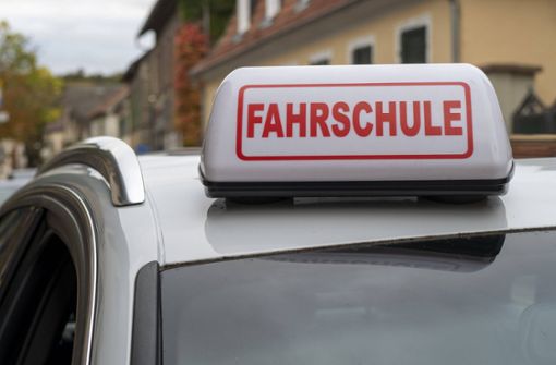 Terminstau beim Führerschein: Fahrschüler warten wochenlang auf praktische Prüfung - Vimarsana News